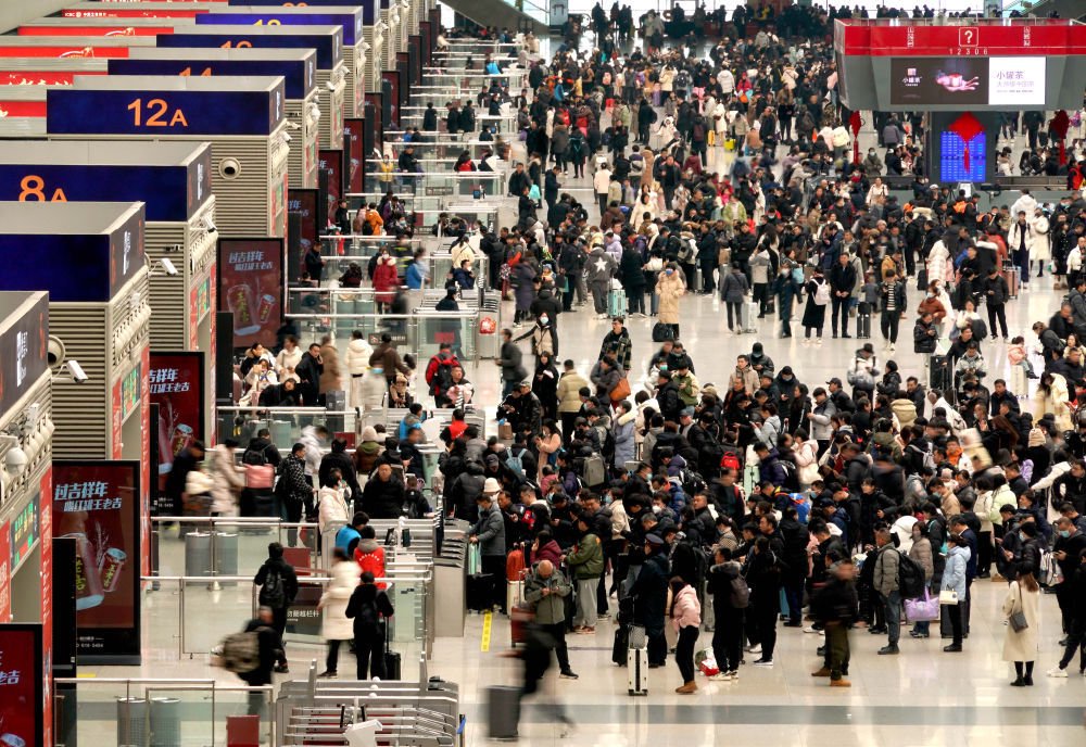 1月26日，旅客在郑州东站候车大厅内候车。新华社记者 李安 摄