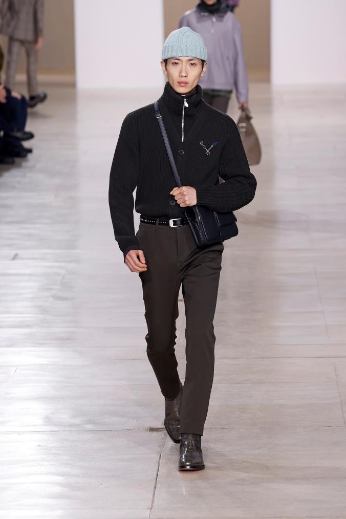 1月20日,模特在法国巴黎男装周上展示爱马仕品牌2024/2025秋冬新品.