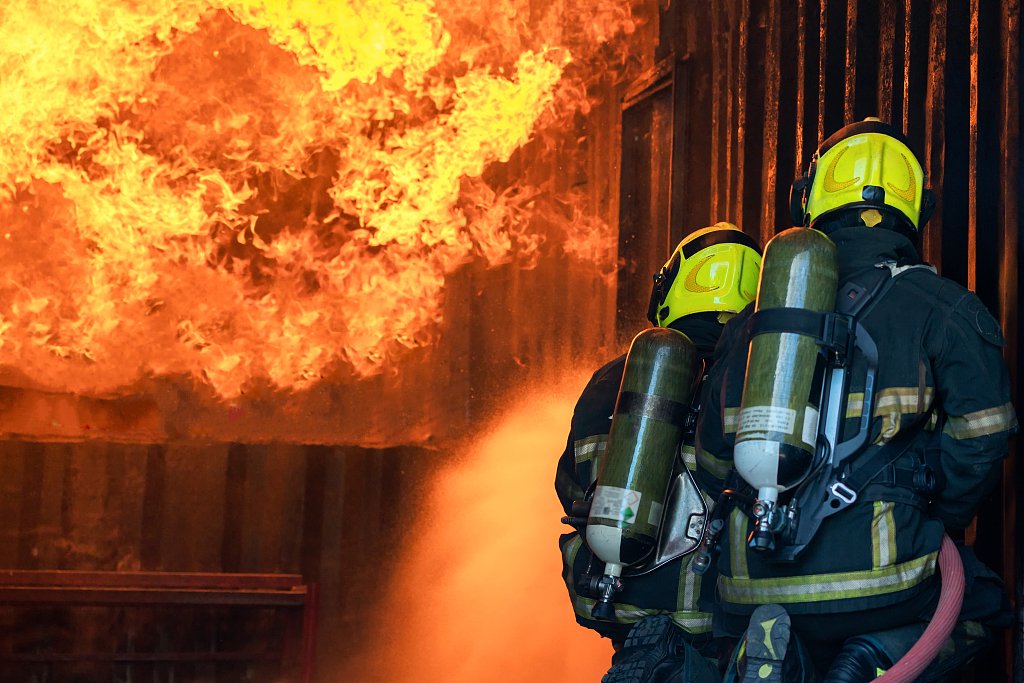 新华社走访新余特大火灾现场:泡沫板燃烧产生浓烟造成遇难人员多