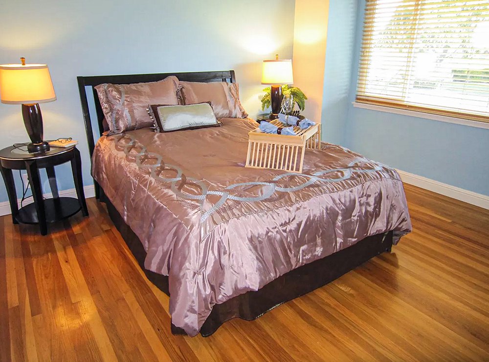 据房产中介网站,陈立人夫妇住所房间的资料图片(朝向主街的卧室房间).