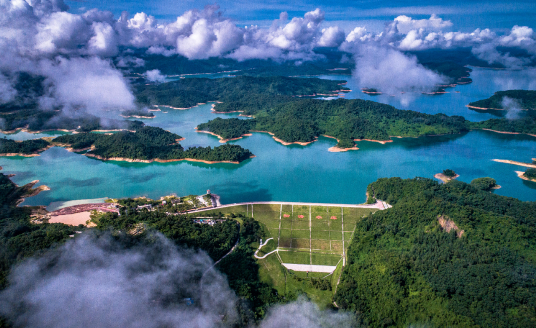 俯瞰海南松涛水库,绿水青山,云雾缭绕,美如人间仙境.