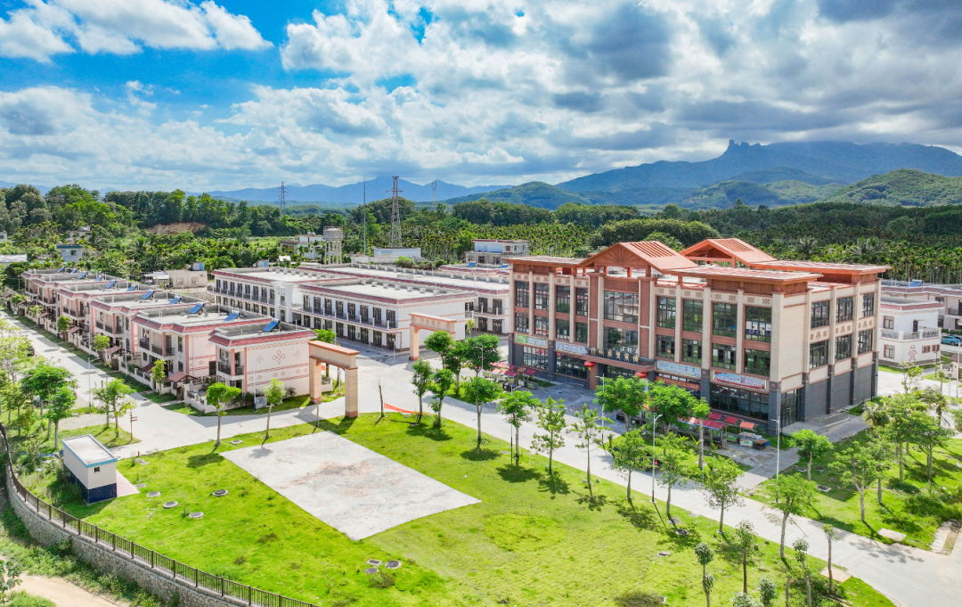 俯瞰保亭什玲镇生态搬迁后的什东新村和水贤新村,环境优美,各类配套