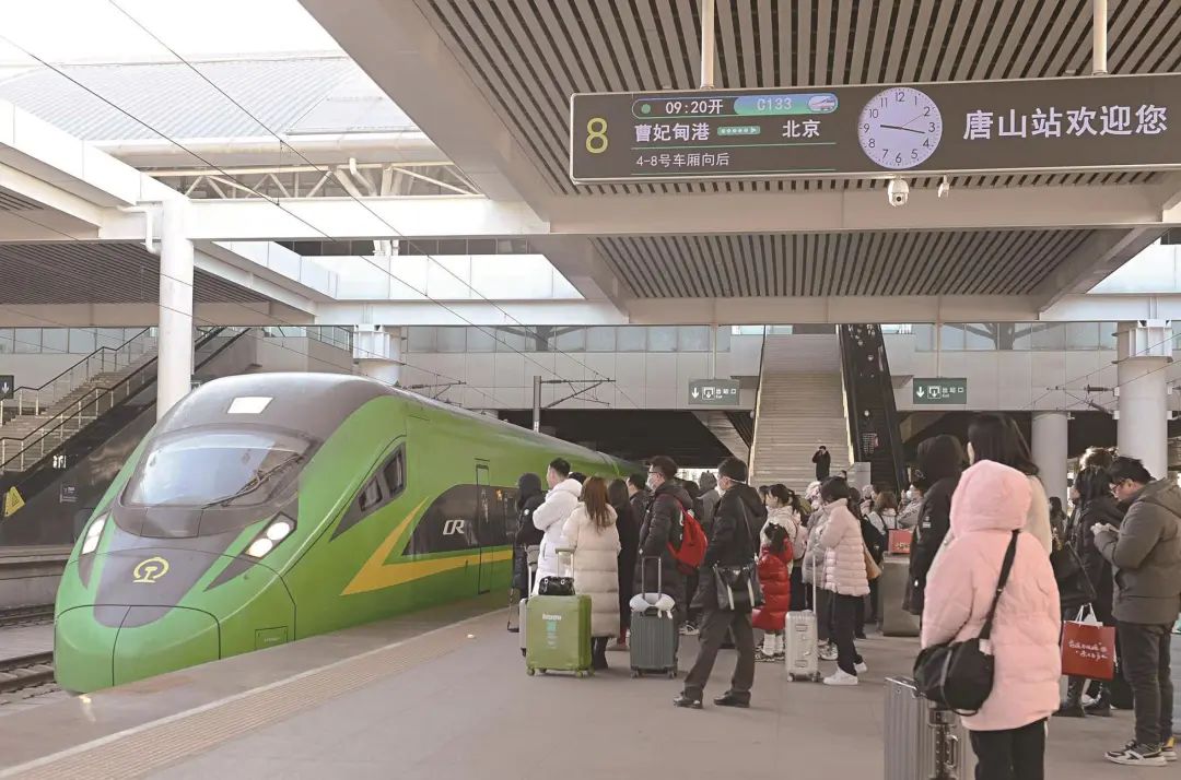 1月26日是春运首日,图为在铁路唐山站站台上,旅客们正在等待上车.