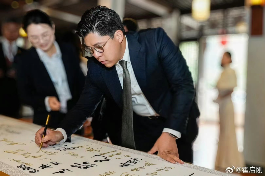 在这条ip地址显示为中国香港的微博文章中,霍启刚表示:从天津回到香港