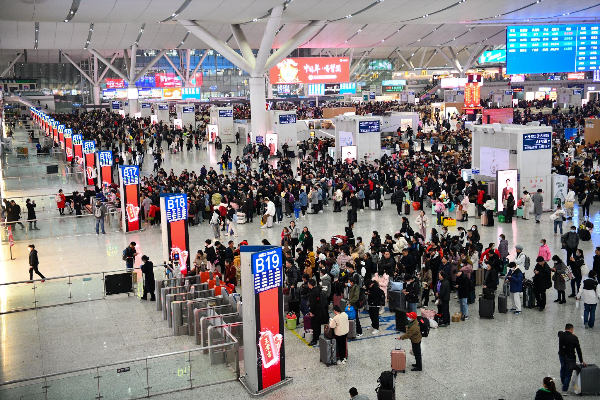 2024年1月26日，旅客在深圳北站排队检票乘车。新华社记者 梁旭 摄