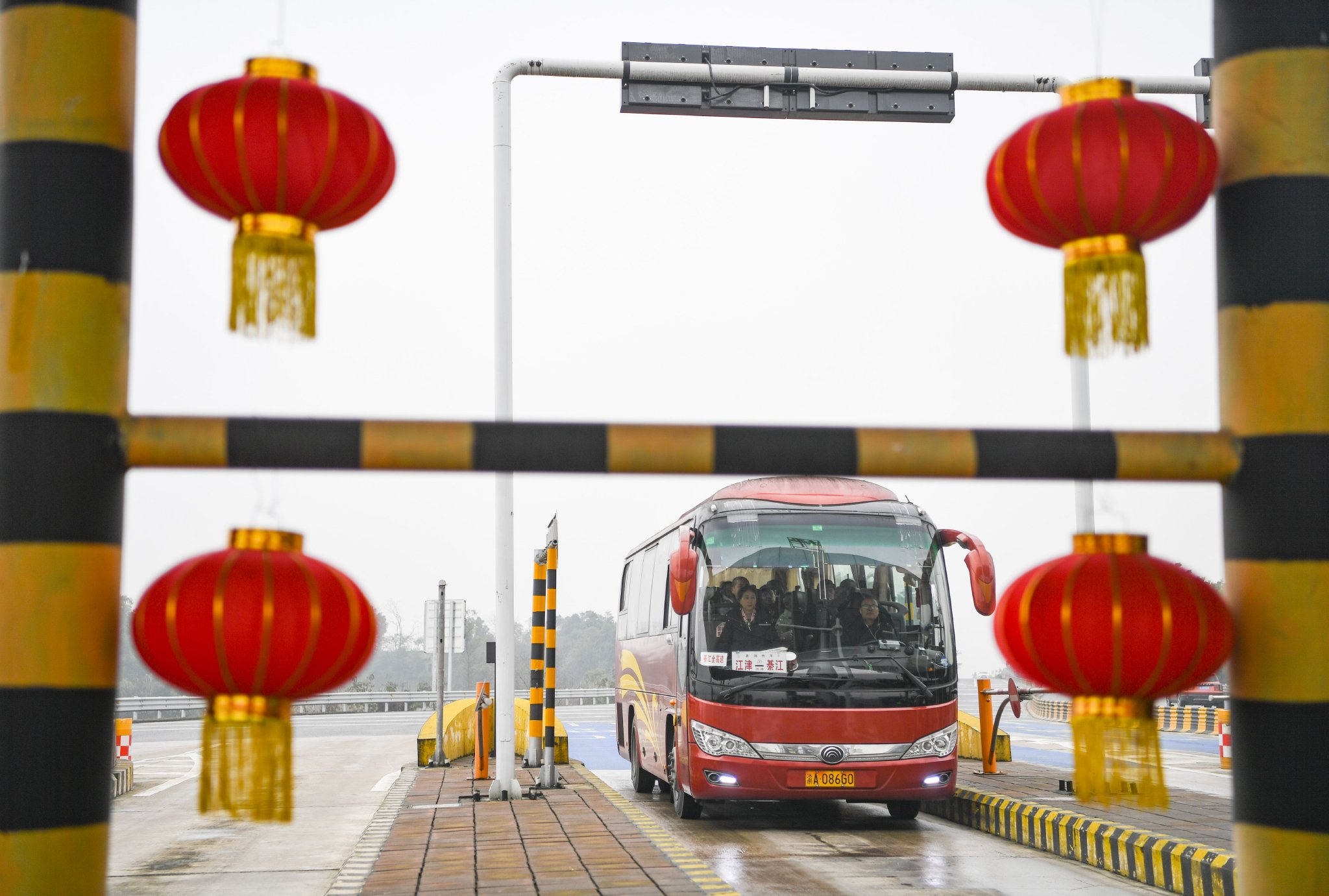 2024年1月26日，公共汽车经过重庆绕城高速支坪收费站。新华社记者 王全超 摄
