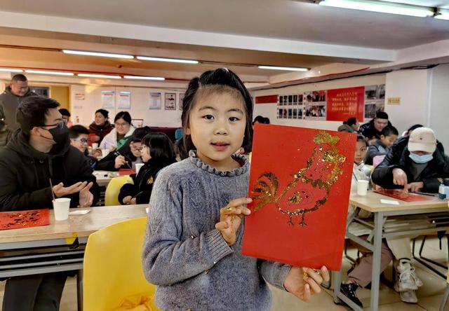 地参加"贴金箔画纳福迎新春"主题活动,在动手制作中学习中国非遗文化