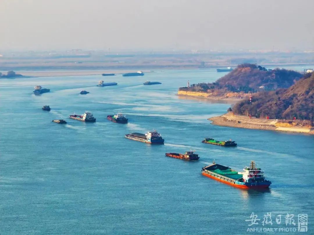 在芜湖市鸠江区四褐山段长江江面上,货物运输船舶在长江航道上安全有