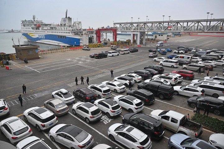2024年1月26日，车辆在海口新海港等待登船。新华社记者 郭程 摄