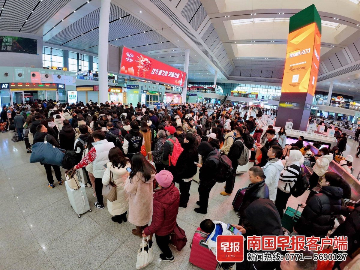 1月26日,南宁火车东站的旅客正排队进站.记者 苏华 摄