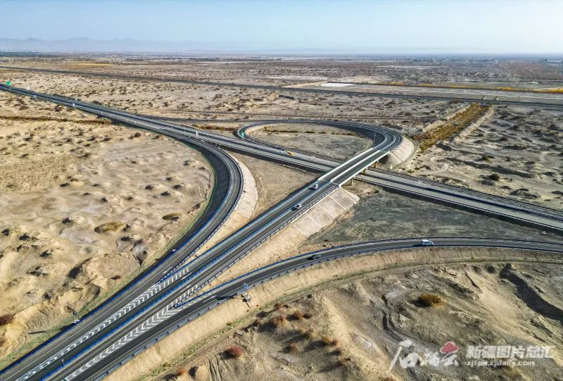 车辆行驶在乌尉高速库尔勒至尉犁段公路上(资料图片).汪志鹏摄