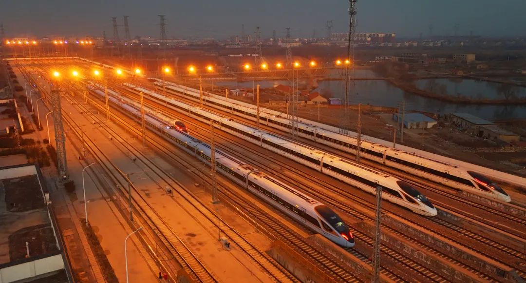 1月26日,江苏省连云港市动车存车场,投入春运的动车组列车整装待. .