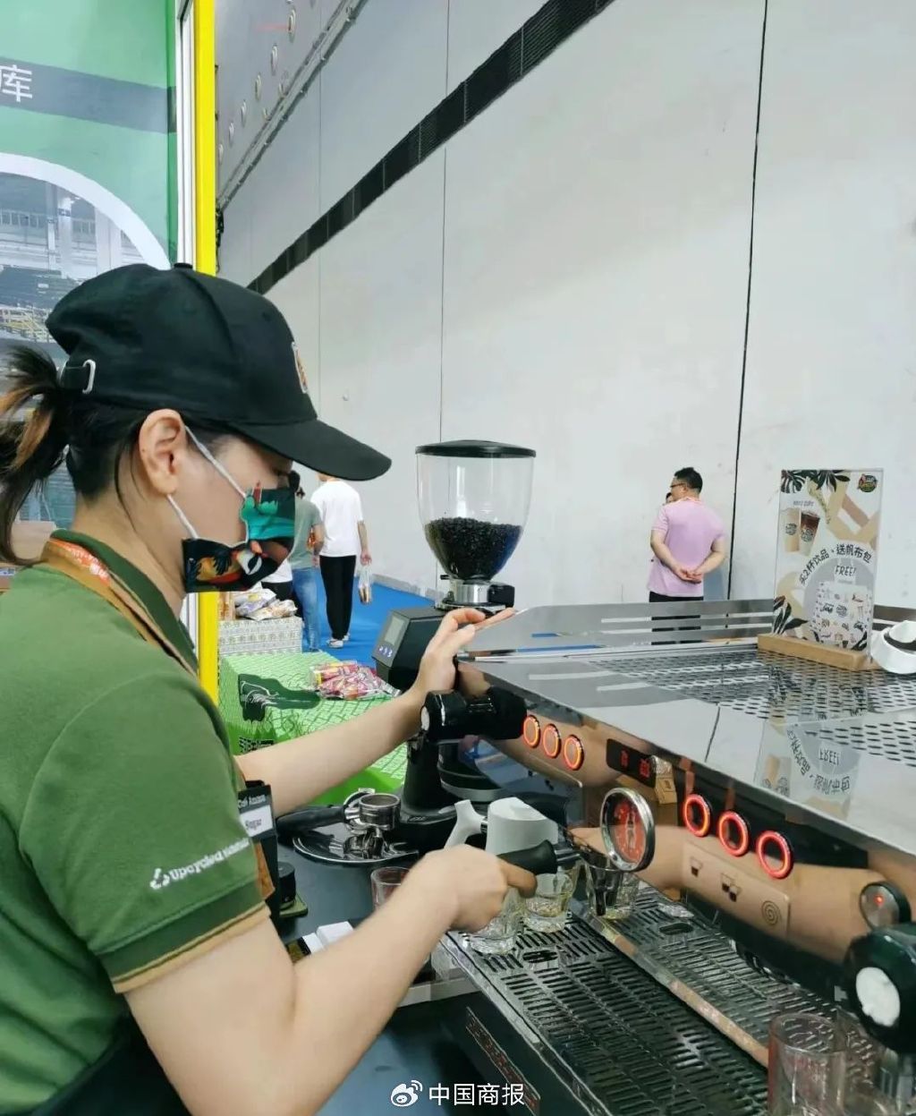 亚美森咖啡工作人员正在制作咖啡产品.(图片源自官方小红书号)