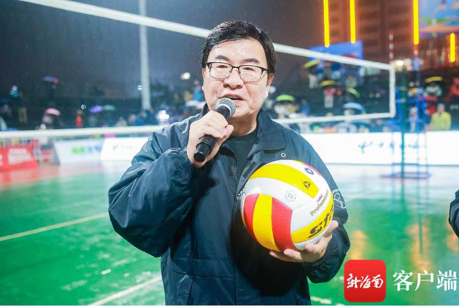 韩乔生送出签名排球.活动主办方供图