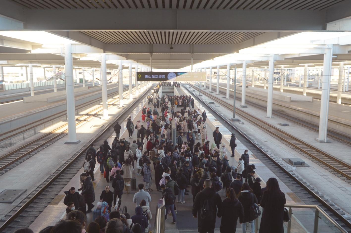 唐山火车站,乘客走进站台.