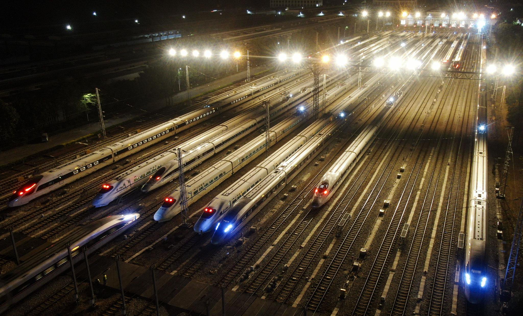 2024年1月26日凌晨，动车组列车停靠在广州动车段的存车线上（无人机照片）。新华社记者 邓华 摄