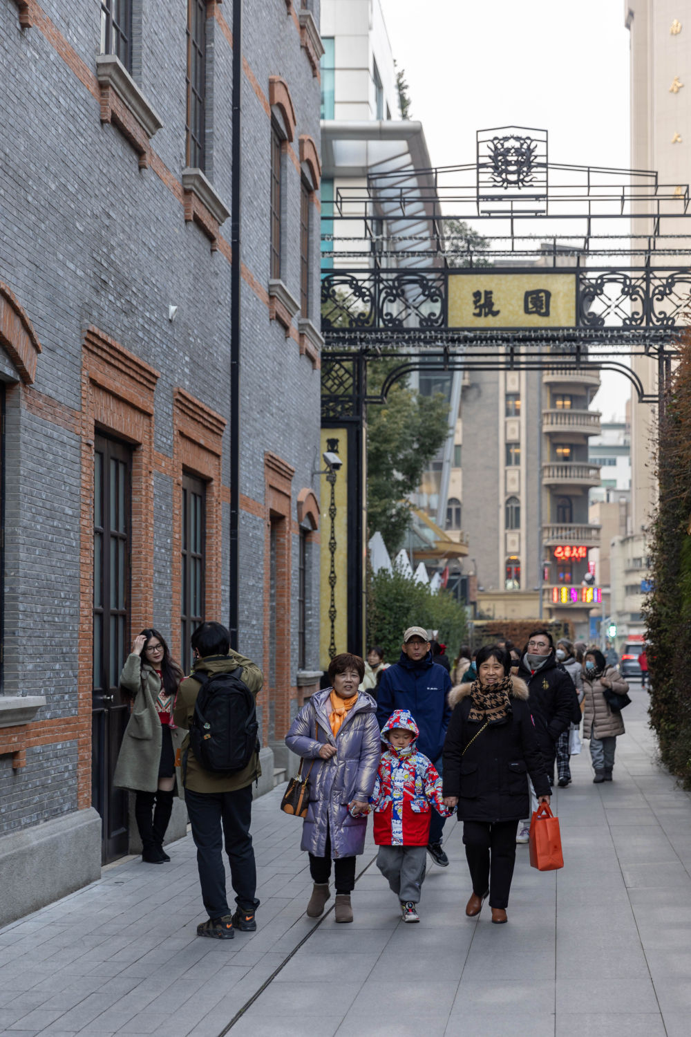 1月27日,人们走在位于上海市静安区的张园.新华社记者 王翔 摄