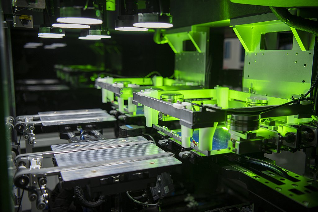 2024年1月10日,浙江金华智能化生产车间里,电池片自动化生产线高效