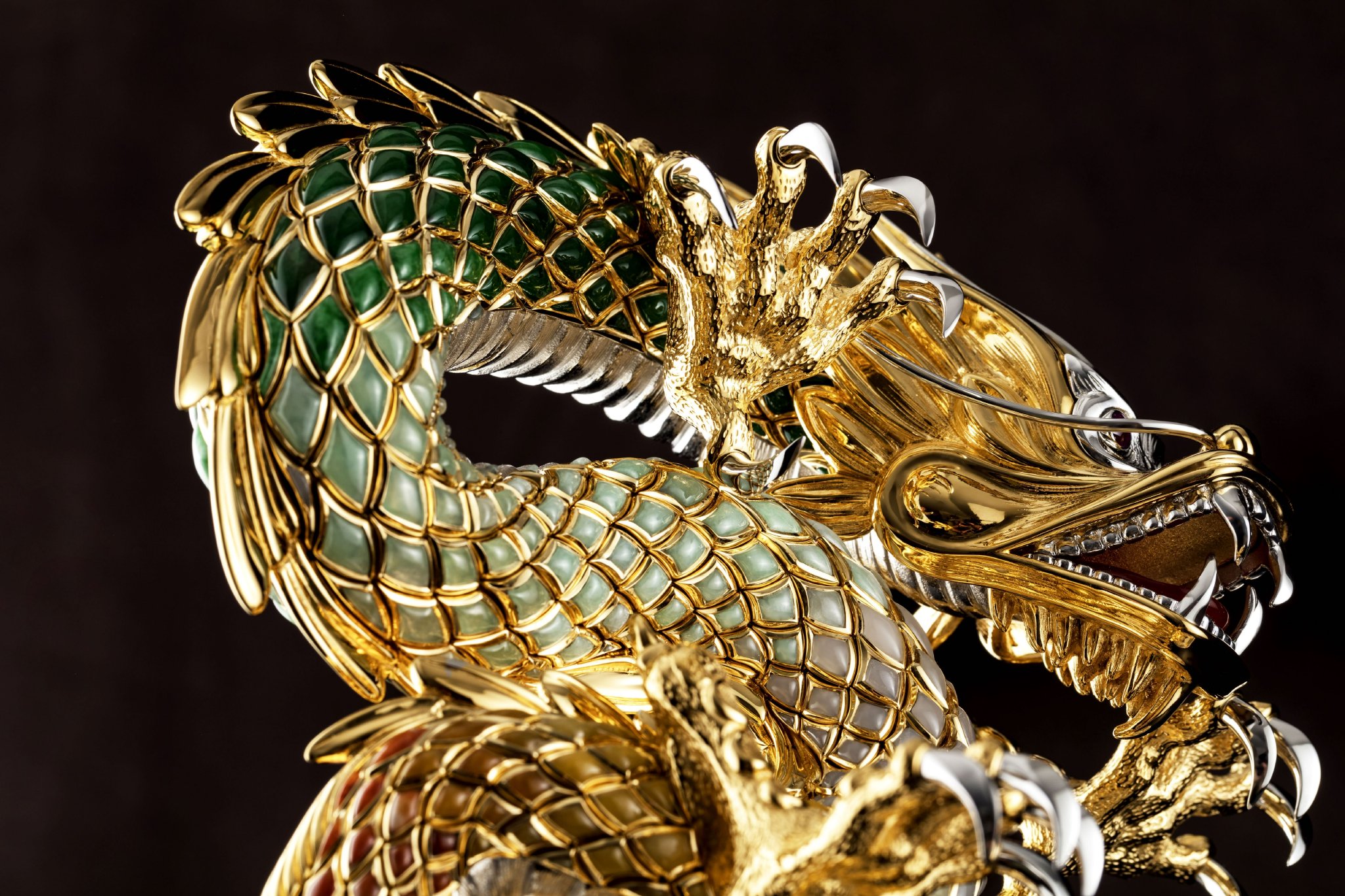 欧米茄"月暗之面"致敬阿波罗,帕玛强尼"游龙戏珠"座钟栩栩如生 | 当周