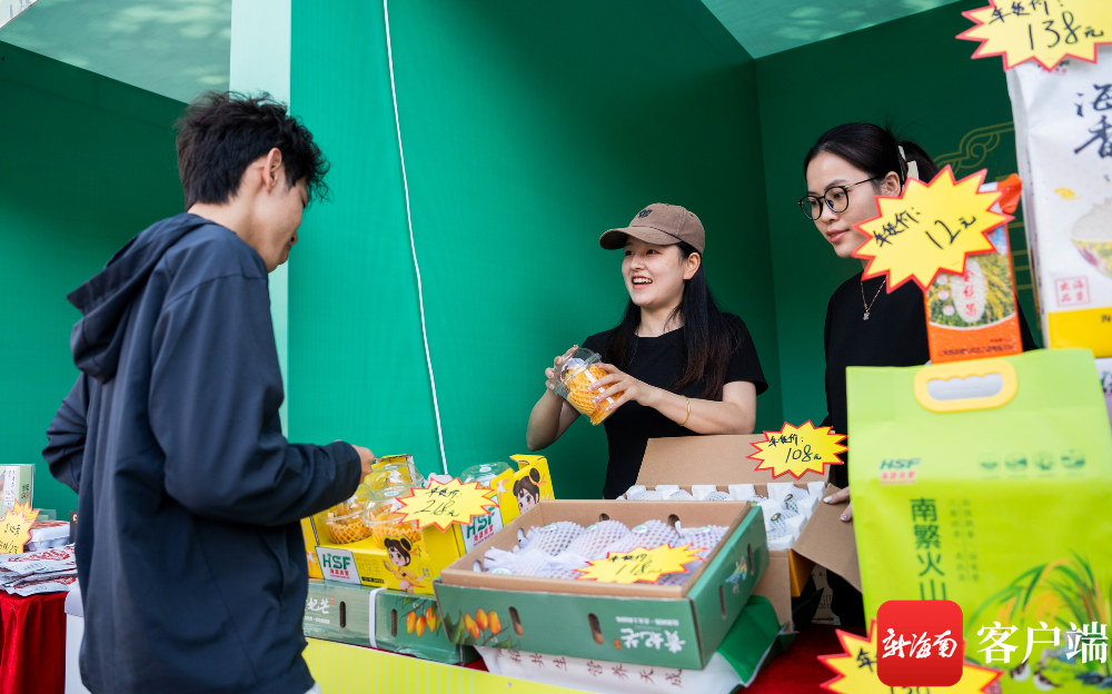 “在三亚 过大年”2024三亚年货节海垦集团展位上，市民游客在挑选年货好物。记者 李昊 摄