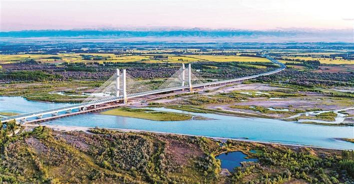 新疆北新路桥集团股份有限公司建设的四师可克达拉大桥（资料图片）。 张丽红 摄