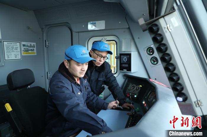 （新春走基层）湖北武汉：火车头“4S店”春运检修忙