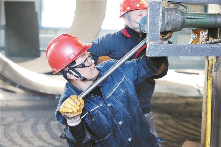 在奎屯河引水工程施工现场，兵团建工水电集团钢结构公司工人在连接钢构件（资料图片）。 兵团日报常驻记者 王瑜 摄