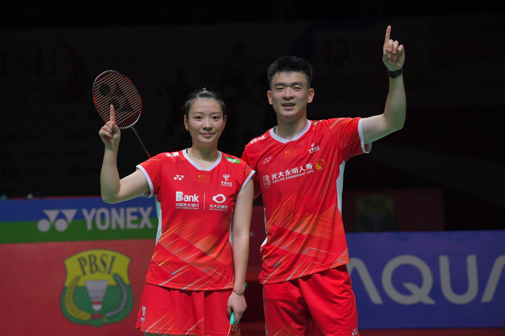 1月27日,郑思维(右)/黄雅琼在比赛后庆祝获胜.新华社记者 徐钦 摄