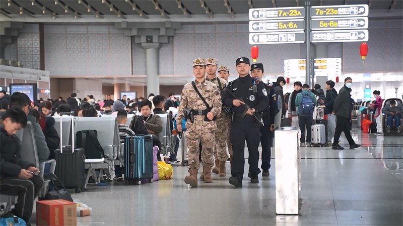 陈悦 摄武警官兵与公安特警在车站人员密集区域定点警戒.杨乐松 摄