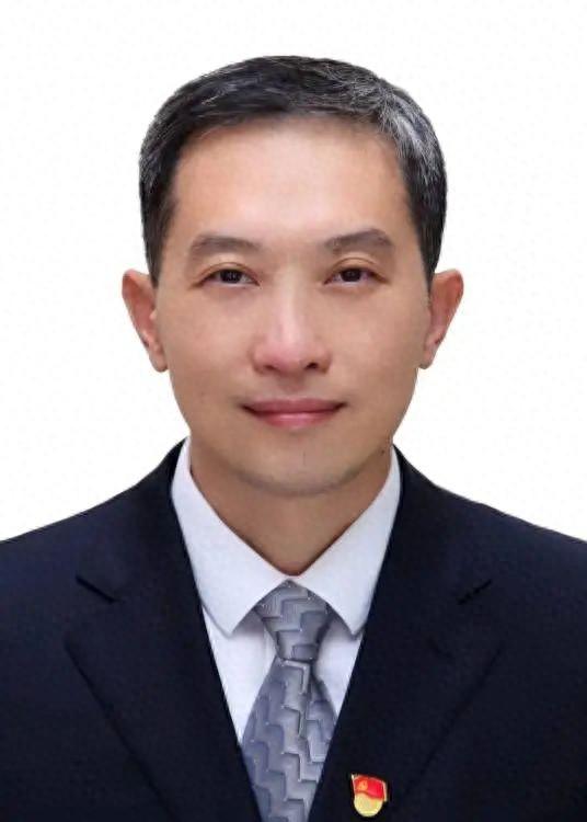 他曾任厦门市集美区委副书记;2022年7月起任厦门市人民防空办公室党组