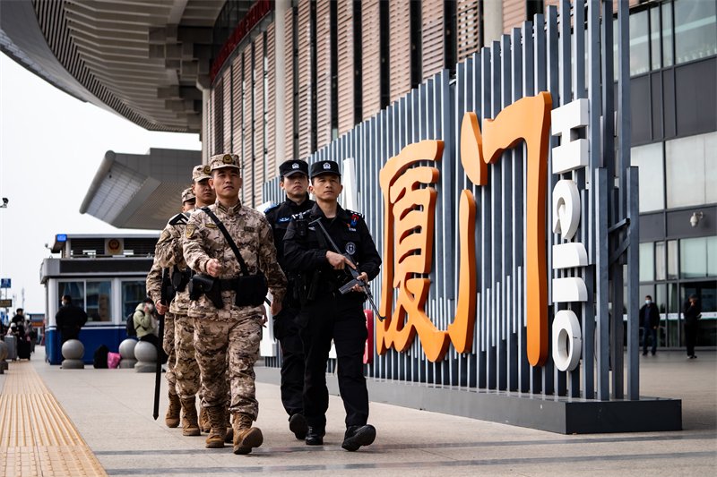 某执勤中队与友邻单位对厦门北站外围进行武装巡逻.陈悦 摄