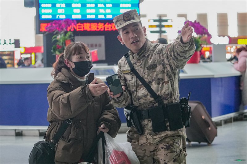 陈悦 摄武警官兵与公安特警在车站人员密集区域定点警戒.杨
