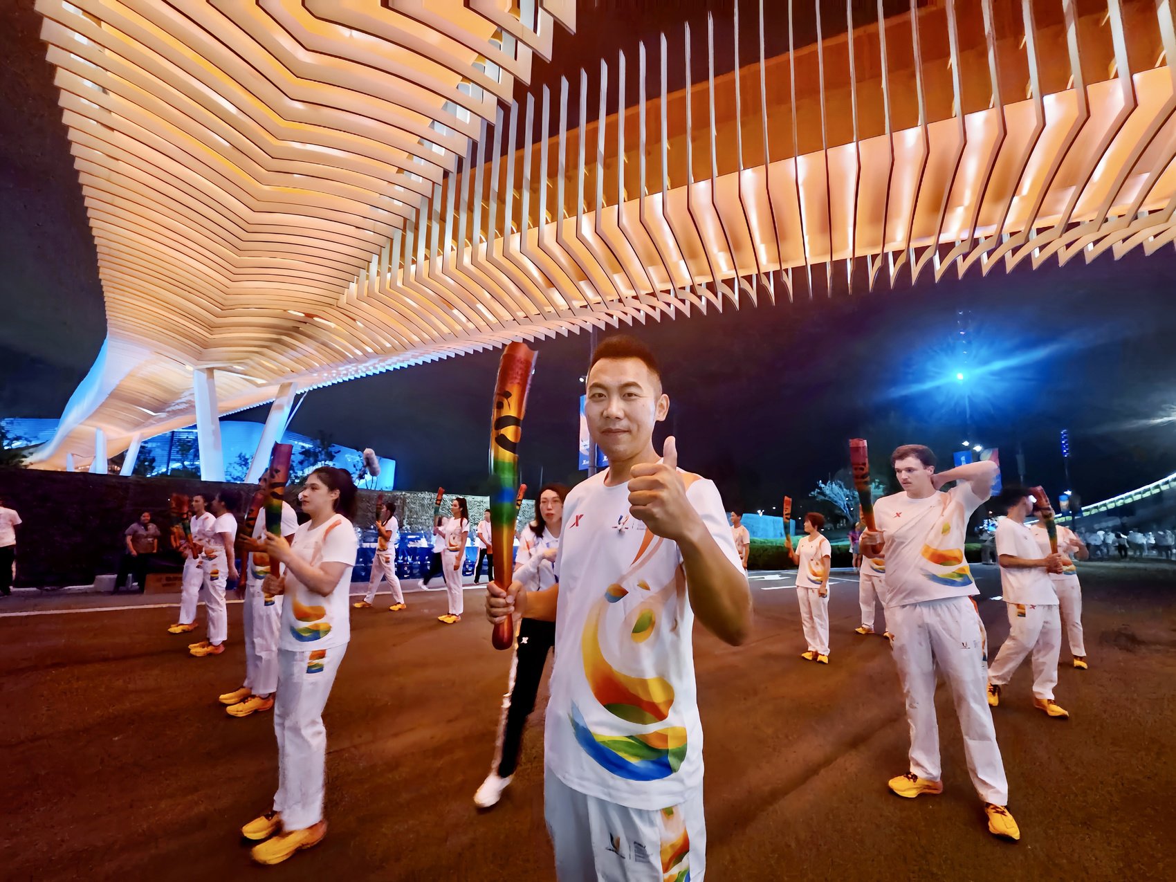 成都大运会开幕式现场火炬手胡杨(中).