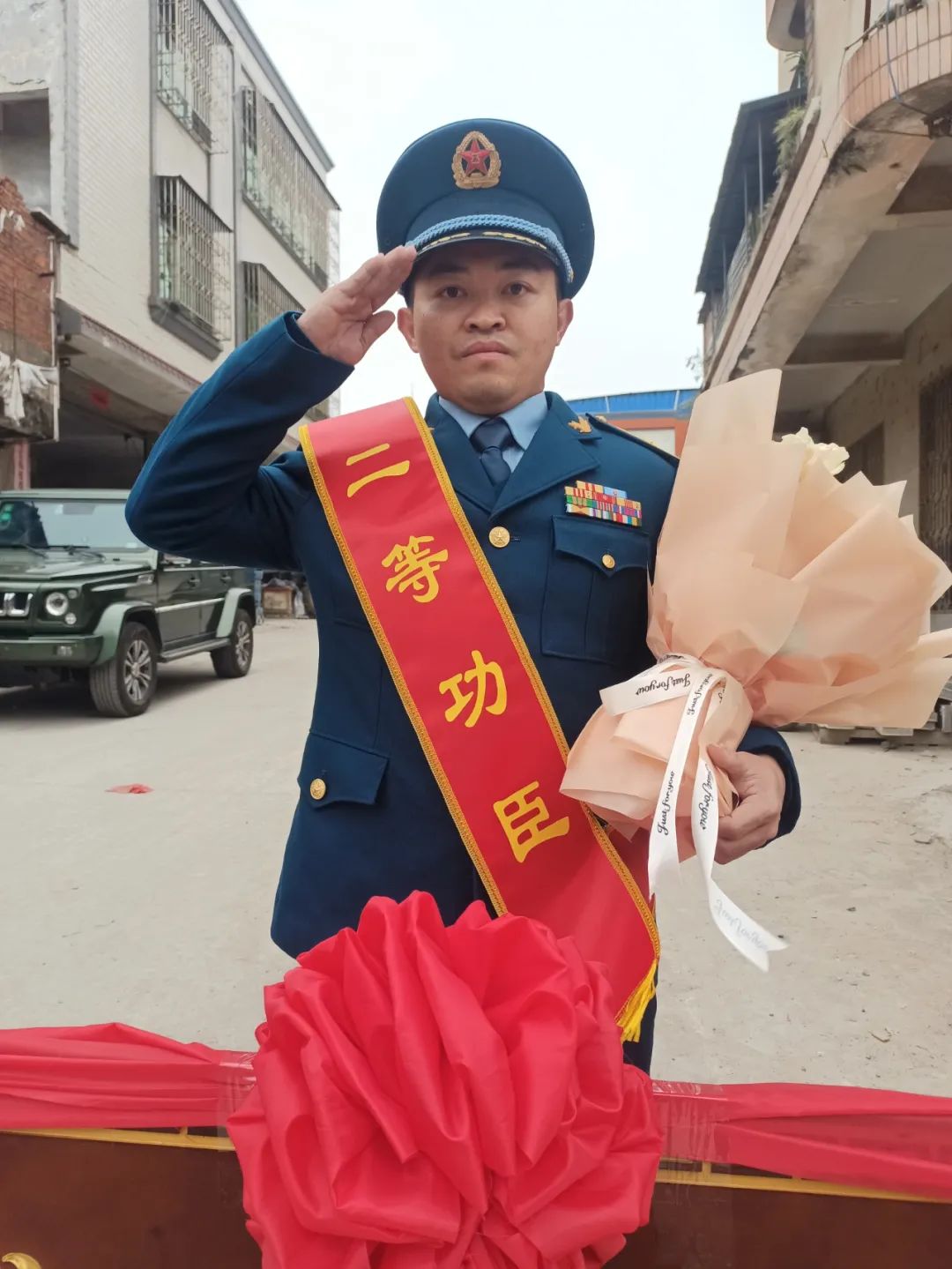 雷州市副市长陈伟斌亲自为杨龙山及其家庭成员佩戴绶带并送上慰问金