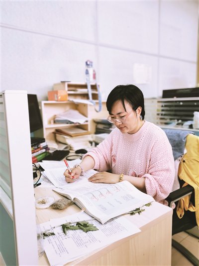 郑涛是北京市日坛中学高级生物教师,她创立的"鸢尾花教学模式"有效