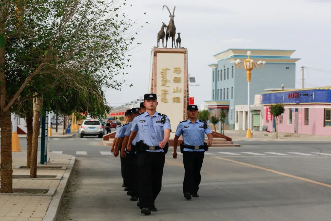马鬃山边境派出所移民管理警察在镇区开展巡逻.(蒋洁&nbsp;摄)