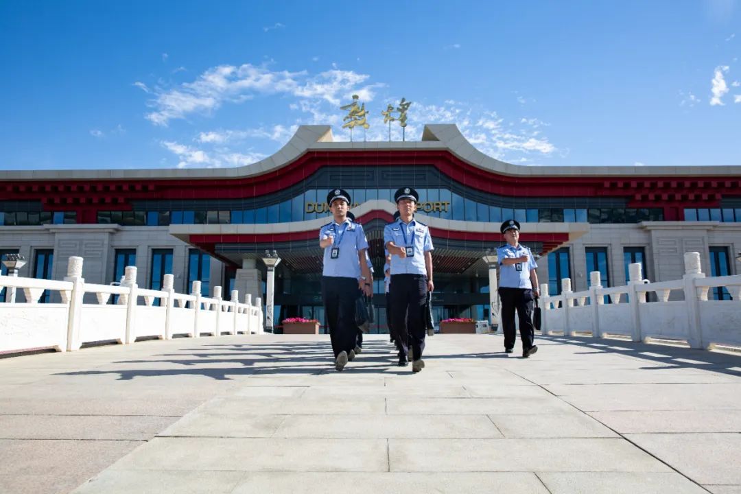 敦煌边检站移民管理警察完成航班勤务.(蒋洁 摄)