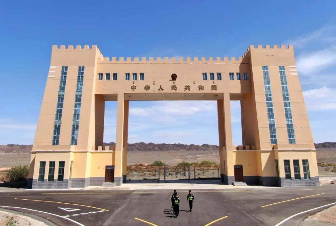 移民管理警察在中蒙马鬃山国门巡逻踏查.