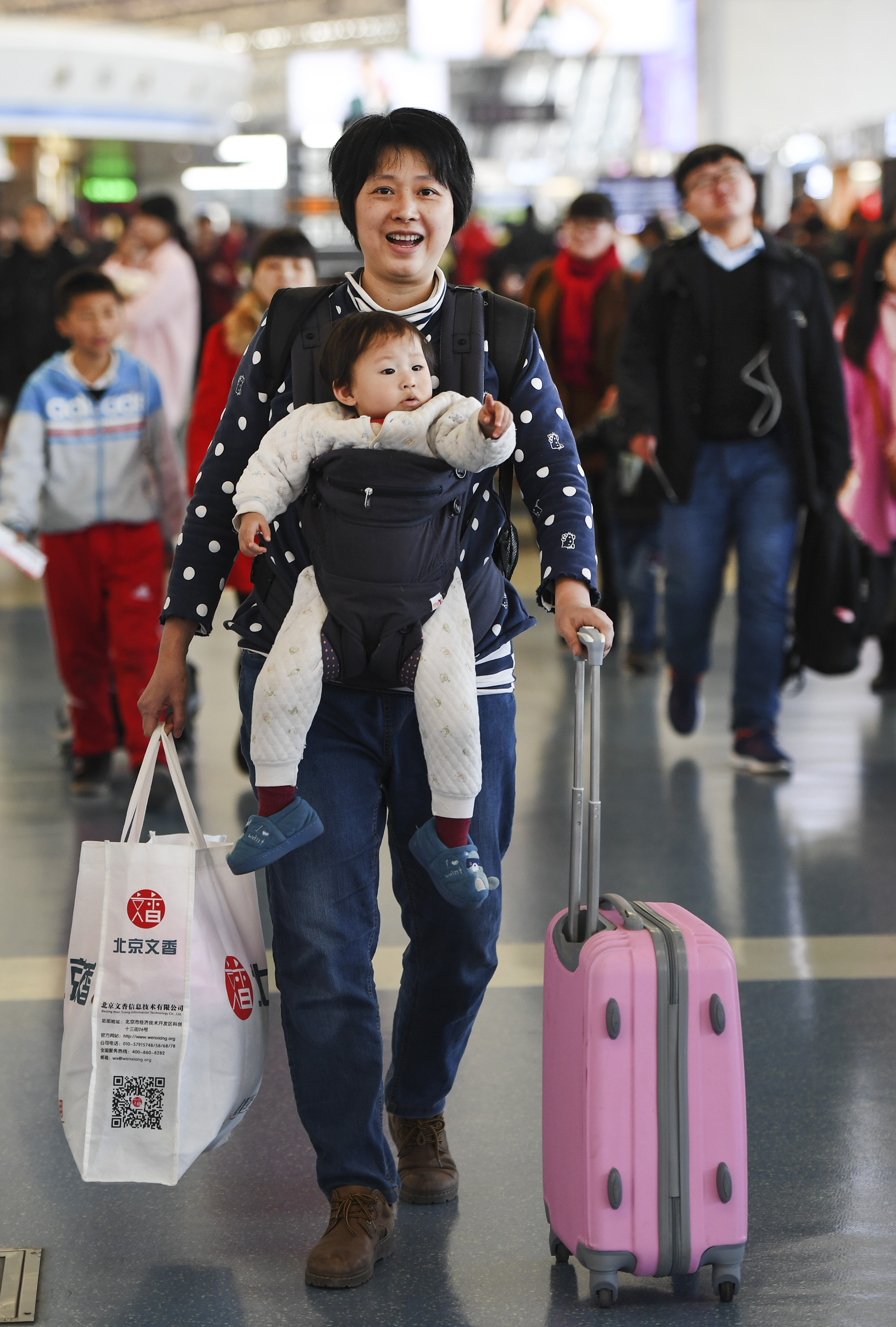 2018年2月6日,旅客陈小林带着一岁多的二宝女儿在西安咸阳机场乘飞机