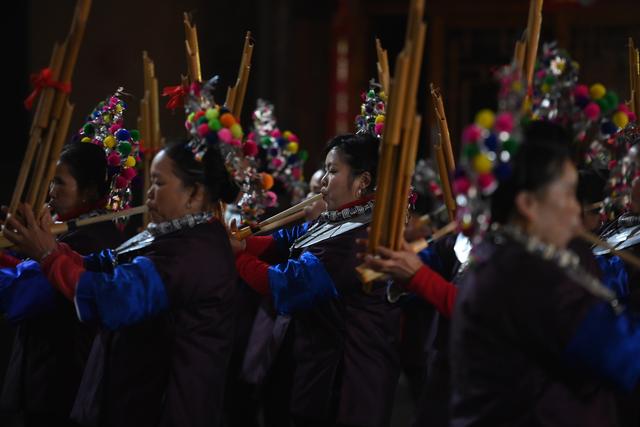 1月28日,在三江侗族自治縣程陽八寨景區,村民在吹蘆笙.