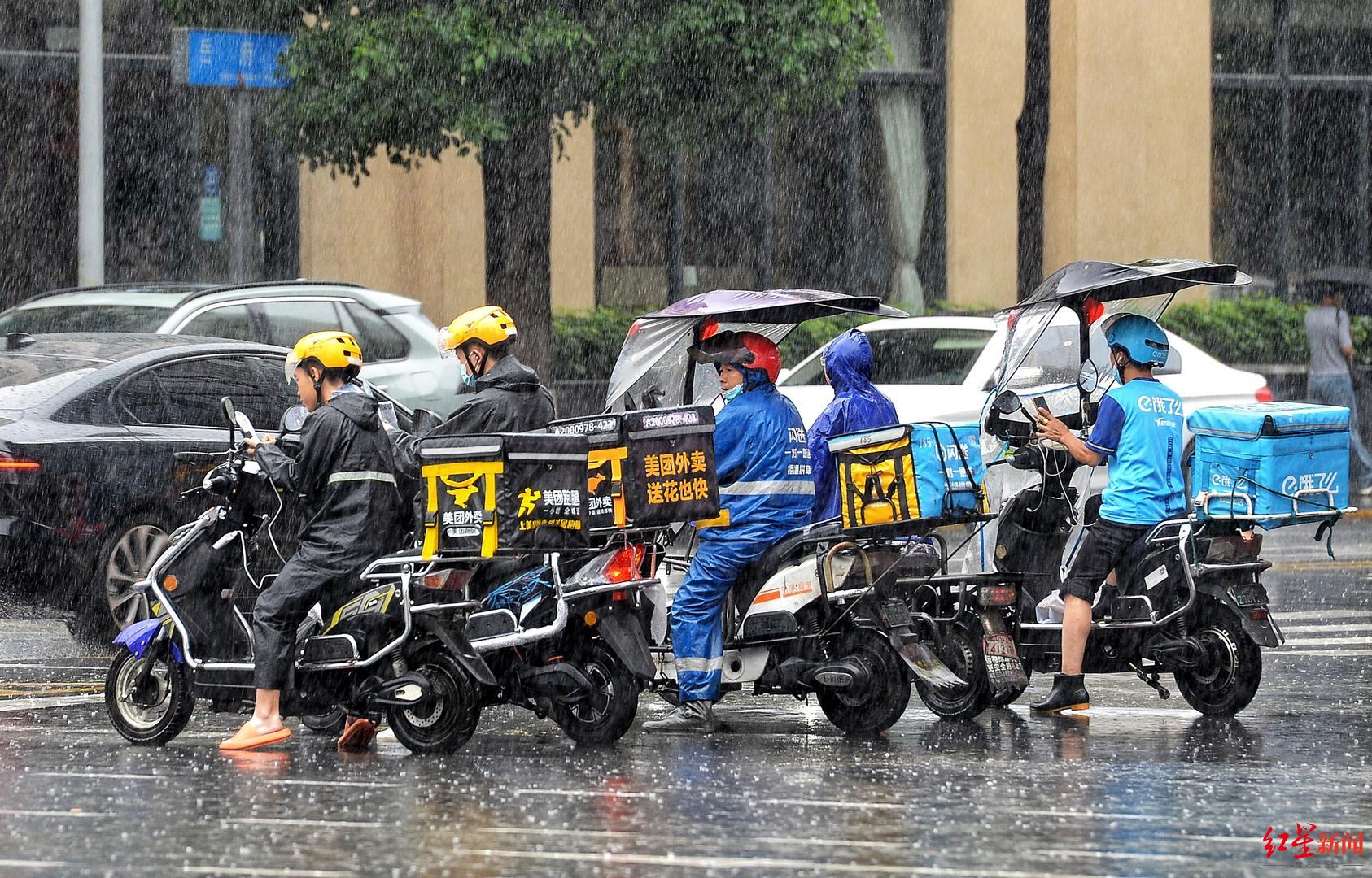 外卖员雨中送餐 王效 摄