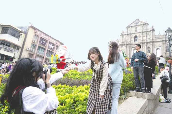 三年新冠疫情防控转段后,文旅消费迎来报复性反弹。图为2023年12月31日,旅客在澳门大三巴牌坊前游览 新华社图