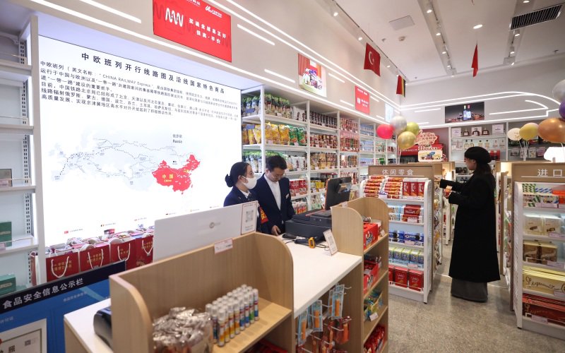 北京站第八候车室商业街，旅客能买到中欧班列运送回来的跨境商品。新京报记者 王贵彬 摄