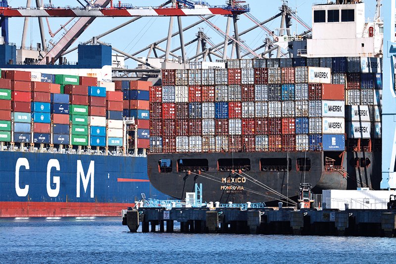 位于美国加利福尼亚州洛杉矶港的装满了集装箱的货船(资料照片)&nbsp