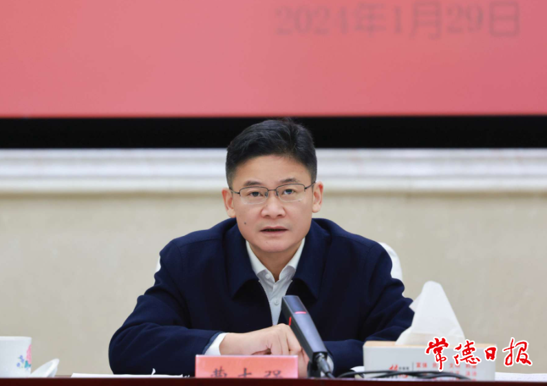会议现场1月29日上午,常德市委书记曹志强主持召开市委常委会(扩大)