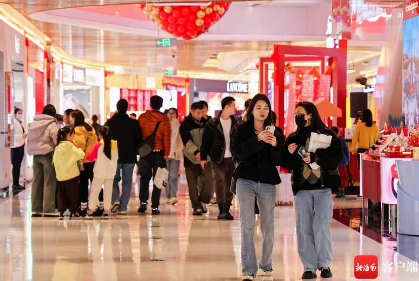 海南离岛免税店内消费氛围火热。记者 王子遥 摄
