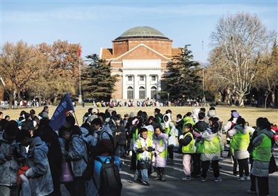 1月28日,清华大学日晷前小广场,众多游客在参观游览.