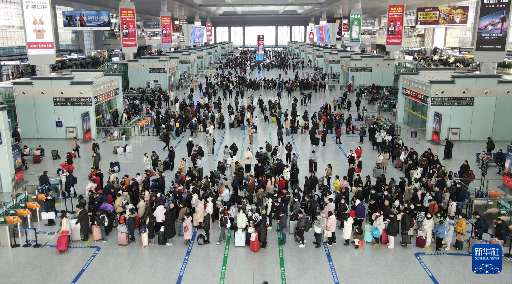 1月26日,旅客在合肥南站候车(无人机照片).新华社记者 周牧 摄