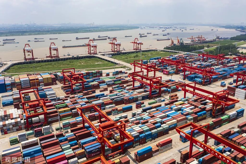 航拍武汉阳逻港码头的货物集装箱