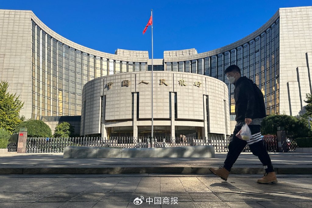 图为市民经过位于北京的中国人民银行.(图片由cnsphoto提供)